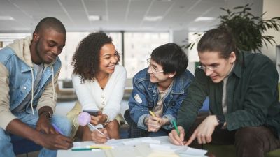 Trabajar más duro vs. trabajar más feliz: Lo que nos dicen las investigaciones sobre el éxito