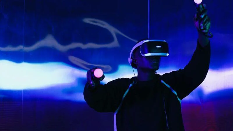 Persona con gafas de realidad virtual en un entorno caótico que representa cambio acelerado