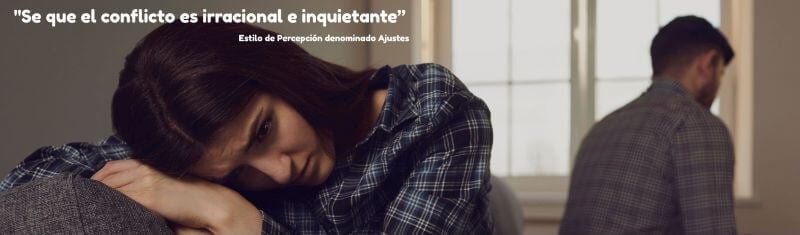 Pareja resolviendo un conflicto con conciencia emocional, simbolizando cómo el Estilo de Percepción influye en la forma de manejar la tensión.