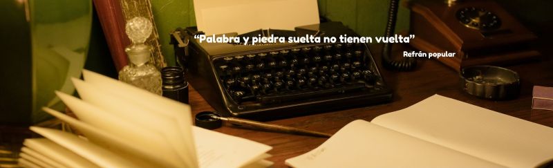 Una máquina de escribir, un teléfono, tinta, pluma y papel y la cita: "Palabra y piedra suelta no tienen vuelta" - Refrán popular