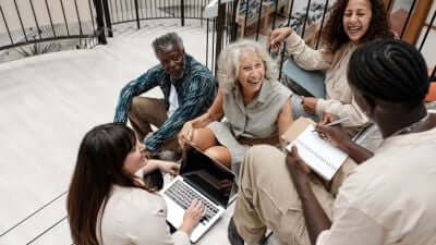 Persona con Estilo de Percepción Visión colaborando con entusiasmo, creatividad e ideas innovadoras en equipo