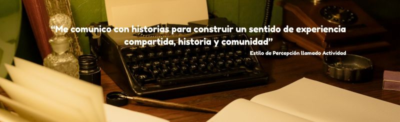 Una máquina de escribir, un teléfono, tinta, pluma y papel y la cita: "Me comunico con historias para construir un sentido de experiencia compartida, historia y comunidad" - Atribuida a una persona con el Estilo de Percepción llamado Actividad