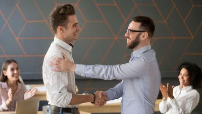 Gerente reflexionando sobre cómo alinear sus fortalezas naturales con su estilo de liderazgo, ejemplo del Estilo de Percepción Fluido