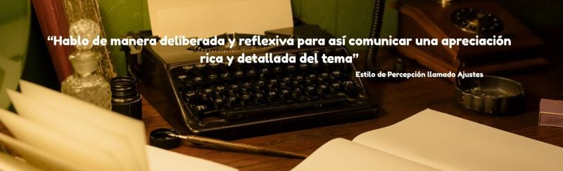 Una máquina de escribir, un teléfono, tinta, pluma y papel y la cita: "Hablo de manera deliberada y reflexiva para así comunicar un apreciación rica y detallada del tema" - Atribuida a una persona con el Estilo de Percepción llamado Ajustes