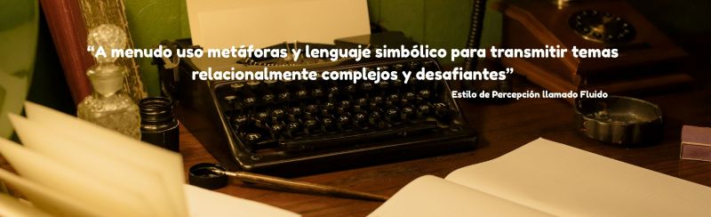 Una máquina de escribir, un teléfono, tinta, pluma y papel y la cita: "A menudo uso metáforas y lenguaje simbólico para transmitir temas relacionalmente complejos y desafiantes" - Atribuida a una persona con el Estilo de Percepción llamado Fluido