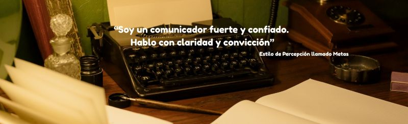 Una máquina de escribir, un teléfono, tinta, pluma y papel y la cita: "Soy un comunicador fuerte y confiado. Hablo con claridad y convicción" - Atribuida a una persona con el Estilo de Percepción llamado Metas