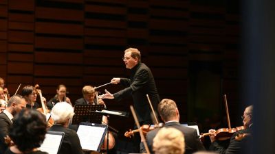 Un conductor de orquesta demuestra su forma de liderar