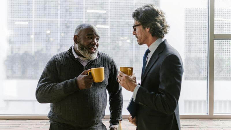 Interacción en un entorno laboral, simbolizando cómo las personas con el Estilo de Percepción Actividad experimentan y responden al conflicto
