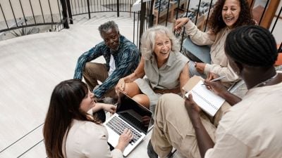 Como persona con Estilo de Percepción Visión, aborda la colaboración con energía, ideas audaces y un entusiasmo contagioso
