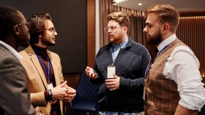 Equipo colaborando en un proyecto, simbolizando la importancia del liderazgo con el Estilo de Percepción Fluido