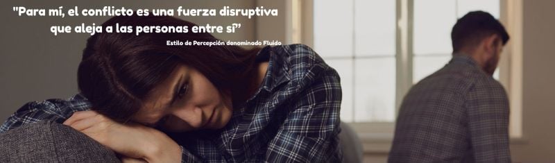 Pareja resolviendo un conflicto con conciencia emocional, simbolizando cómo el Estilo de Percepción Fluido promueve la armonía y la conexión.