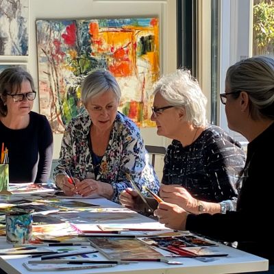 Imagen de un grupo de mujeres compartiendo sus talentos individuales